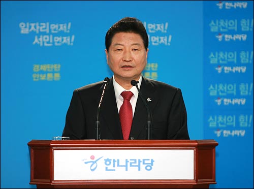 안상수 사퇴회견, MB와 정부에 직격탄 4.27재보선 참패의 책임을 지고 사퇴하는 안상수 한나라당 대표가 5월 8일 오전 여의도 당사에서 사퇴 기자회견을 열어, "정부에 분노를 느끼고 있다" "이명박 대통령은 국민과의 소통이 부족했다"며 이명박 대통령과 정부에 직격탄을 날렸다.