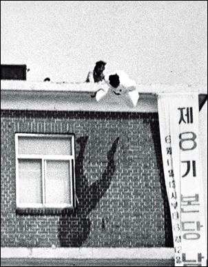 1988년 5월 15일 조성만이 명동성당 교육관 옥상에서 투신하는 장면. 당시 서강학보 기자 최순호가 현장에서 찍은 사진이다.