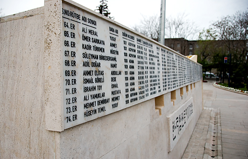 한국공원에 세워진 석판에는 한국전쟁에서 목숨을 잃은 수많은 터키군의 이름들이 새겨져 있다.