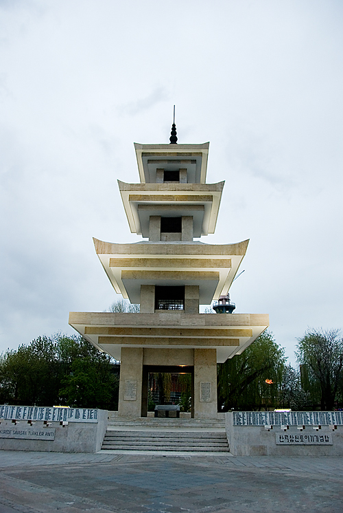 한국의 대표적인 석탑인 석가탑을 본떠 만든 위령탑