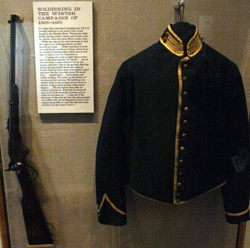 전시실에 진열된 제7기병대 군인들이 입었던 군복과 사용했던 총.