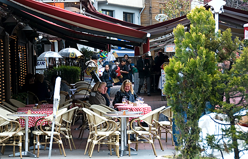 이스탄불 구시가지의 거리에는 상점가와 노천까페들이 많다.