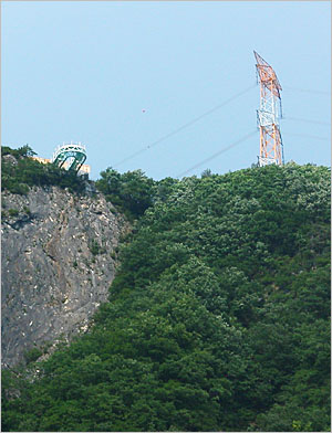 200m 절벽 위, 허공으로 11m 돌출한 병방치전망대. (2010년 6월 촬영)