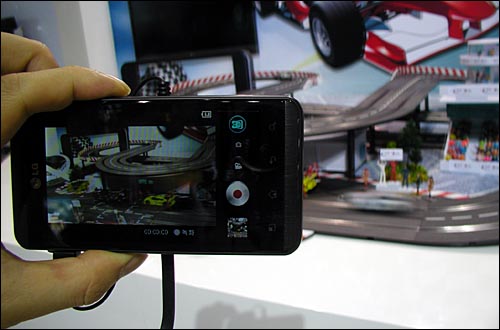 LG전자 스마트폰 옵티머스3D로 3D 영상을 직접 촬영하고 있다. 
