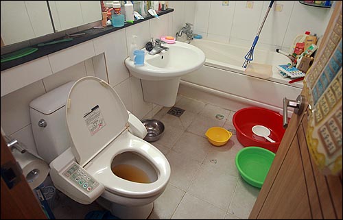 11일 오후 경북 구미시 봉곡동 A아파트 한 가정에 수돗물 공급이 중단되자, 화장실 변기에 물을 내리지 못하고 있다.