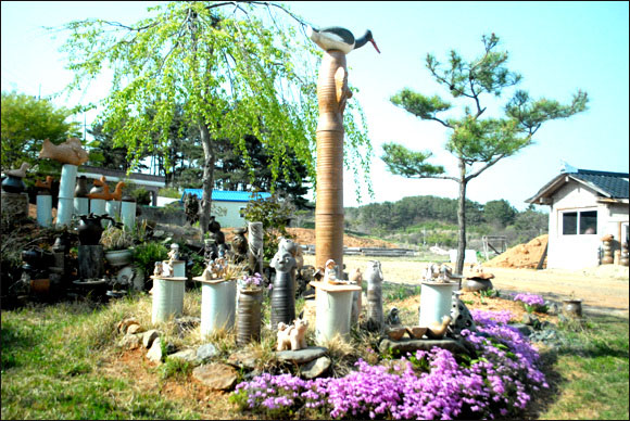 서천군 비인면에 있는 박상덕의 도자공방 마당에 자리한 조형물