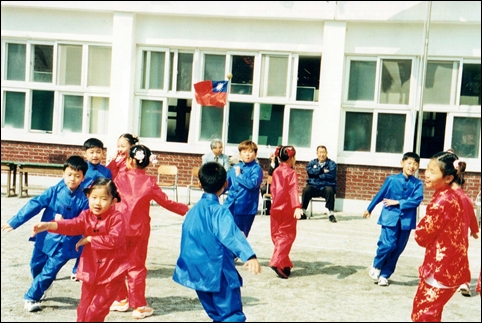2004년 10월 10일(쌍십절) 운동회 모습. 중국 전통 옷차림이 귀엽습니다.
