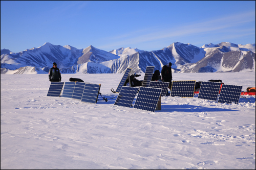 이동식 태양광 발전소 원정대는 태양에너지를 사용한 친환경 스노우모빌인 에코모빌로 남극점까지 탐험했다. 