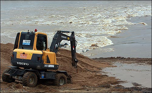 12일 오전 경북 구미시 해평면 해평취수장에 인부들이 포크레인을 동원해 무너진 가물막이를 복구하고 있다.
