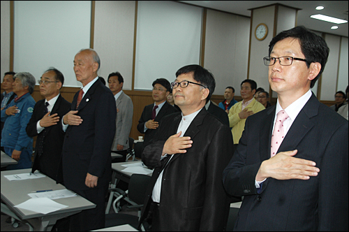  고 노무현 대통령 서거 2주기 경남도민추모위원회 출범식이 12일 오후 경남발전연구원 세미나실에서 열렸다. 사진은 참가자들이 국민의례를 하는 모습.