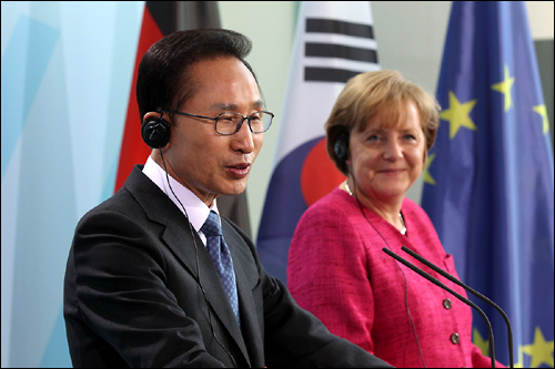 이명박 대통령과 앙겔라 메르켈 독일 총리가 지난 5월 9일 오후(현지시간) 독일 베를린 시내 총리공관에서 공동기자회견을 하고 있다.