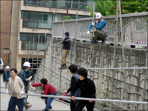 주민들이 한남동 대중음악·뮤지컬 공연장 주차장 증축 공사를 하려는 인부들과 실랑이를 벌이고 있다.