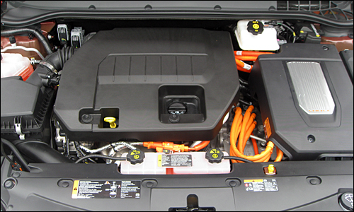 볼트의 심장이다. GM이 개발한 별도의 전기구동시스템(사진 오른쪽 박스)이 들어가 있다. 배터리가 소진되더라도 자동차 안에 별도의 1.4리터 가솔린 엔진(왼쪽 박스)이 발전기를 가동시켜, 자체적으로 충전해 움직일수 있다.