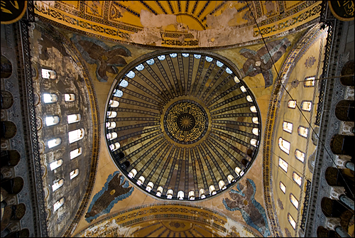 성소피아 성당은 한개의 중앙돔과 2개의 작은 돔으로 이루어져 있다.