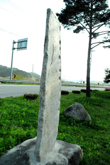 측면으로 보면 판돌처럼 얇은 돌이다. 그래서인가 마을 사람들은 이 돌을 빨래판으로도 사용을 했다고 한다.
