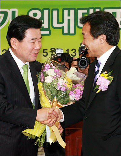 13일 민주당 차기 원내대표 선출을 위한 의원총회에서 선출된 김진표 의원이 손학규 대표에게 축하 꽃다발을 받고 있다.