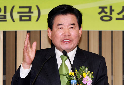 13일 민주당 차기 원내대표로 선출된 김진표 의원이 당선소감을 밝히고 있다. 
