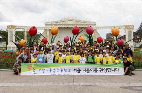 죽곡·고달초등학교 78명의 학생과 18명의 선생님이 2박 3일 간 서울 나들이에 나섰다. 사진은 11일 에버랜드에서의 단체 사진.