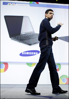 순다르 피차이 구글 제품관리 부사장이 11일(현지시간) 미국 샌프란시스코에서 열린 구글 개발자 대회에서 크롬운영체제로 작동하는 노트북인 '크롬북'을 선보이고 있다.