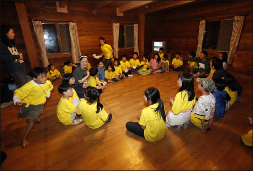 서울나들이 둘째 날 저녁, 숙소인 에버랜드 통나무집에서 아이들이 수건돌리기 게임에 열중이다