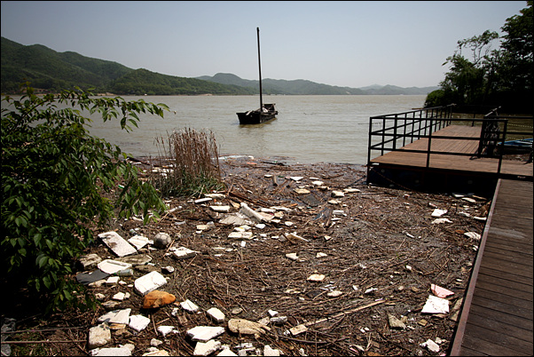 2011년 5월 14일, 두물머리는 흙탕물과 떠밀려온 쓰레기 투성이었다.