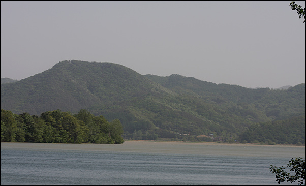 탁한 강물은 4대강 사업이 한창인 남한강에서 흘러온 물이고, 아래 푸른 강물은 북한강 쪽에서 흘러 내려온 강물이다. 두물머리는 이미 흙탕물로 뒤덮혀있었다.