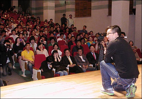 김제동씨가 14일 오후 평택대학교 음악당에서 열린 쌍용차 해고자 가족 위한 토크 콘서트에서 관객의 웃음을 이끌어내고 있다.