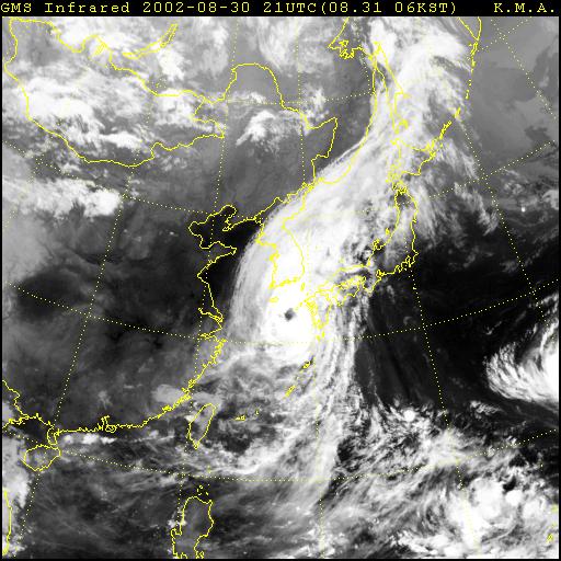 위성에서 촬영한 북상중인 태풍 루사, 눈이 선명하다.