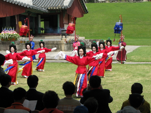 봉래의(鳳來儀)가 국립국악원 무용단에 의해 공연되었다