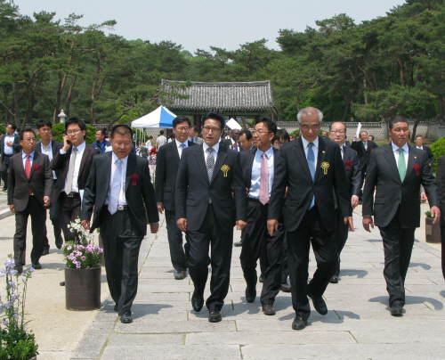 김춘석 여주군수(사진에서 정병국 장관의 왼쪽)가 참석인사들을 안내하고 있다