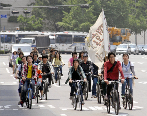 자전거 행진을 하는 참가자들 