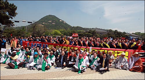  한국토지주택공사(LH) 본사를 경남 진주로 일괄 이전하는 방안이 확정되자, 16일 오전 서울 종로구 청와대 분수대 앞에서 전라북도 지역 민주당 의원들과 김완주 전라북도지사, 전라북도 도민들이 LH 본사의 분산배치를 촉구하며 구호를 외치고 있다.