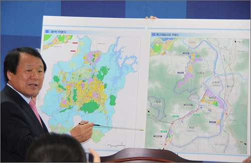 염홍철 대전시장이 과학벨트 거점지구로 확정된 대전 신동-둔곡지구 지도를 보면서 설명하고 있다.