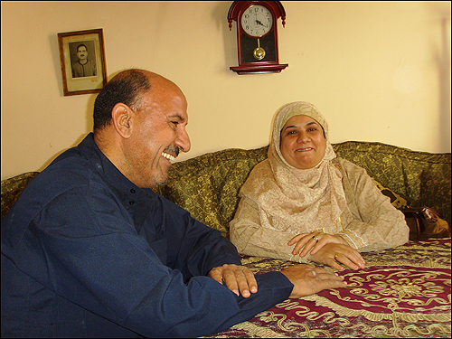 무함마드 압둘 와해브(왼쪽)와 니빈느 무함마드.