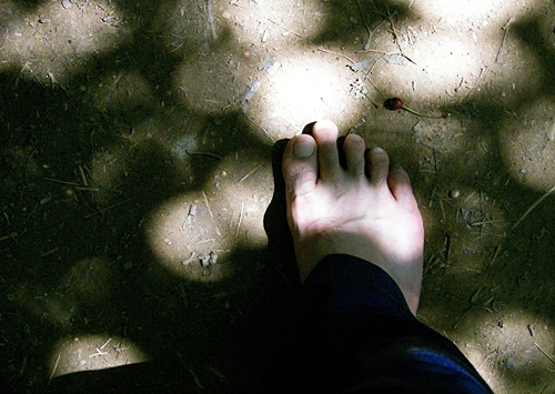 맨발로 산길을 걸으니 땅에 닿는 발바닥의 느낌도 참 시원하고, 저절로 올바른 보행자세가 된다. 