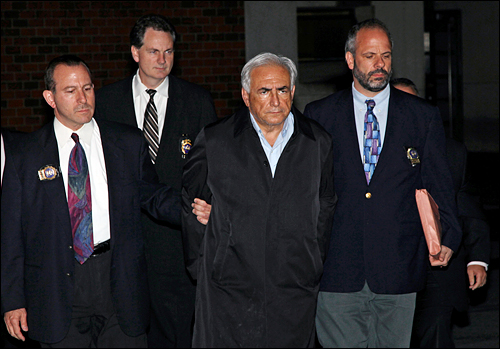도미니크 스트로스-칸 국제통화기금(IMF) 총재가 15일(현지 시간) 뉴욕 경찰에 체포됐다. 칸 총재는 미국 뉴욕의 한 호텔에서 호텔 직원을 성추행 하려한 혐의를 받고 있다. 
