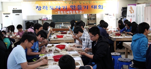 창작도자기만들기대회 지난 14일 경남 고성군 수로요.보천창조도예학교에서 '제4회 창작도자기만들기 대회'가 열려 참가학생들이 진지한 모습으로 도자기를 만들고 있다.