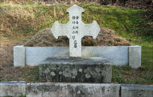국채보상공원의 주역 서상돈의 묘소는 대구 수성구 범물동 끝의 천주교 공원묘지에 있다.