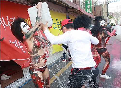 서울 영등포 성매매업소 집결지 여성들이 17일 오후 서울 영등포구 타임스퀘어 광장에서 집회를 마친 뒤 성매매 특별법 폐지를 요구하며 몸에 휘발유를 붓고 있다.