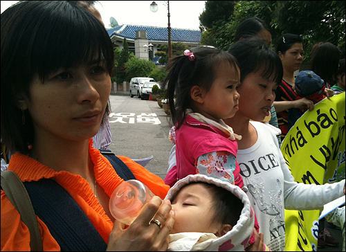 베트남 이주여성들이 주한 베트남대사관 앞에서 베트남 자녀들의 여권발급을 요구하는 집회를 열고있다.