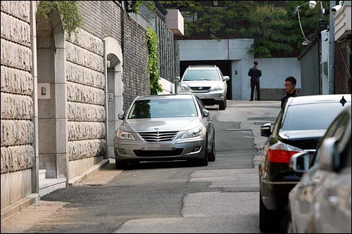 5.18 광주민주화운동 31주년인 2011년 5월 18일 오전 서울 서대문구 연희2동 전두환 전 대통령 자택앞 골목길 양쪽에서 경찰들이 일반인들의 출입을 통제하고 있다.