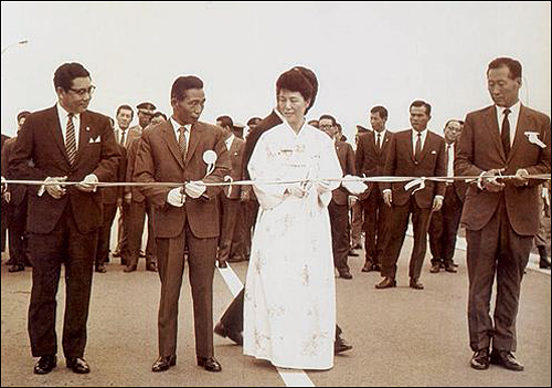 1970년 7월 경부고속도로 개통식에 참석한 박정희 대통령 부부. 왼쪽부터 이한림 건설부장관, 박 대통령, 육영수 여사, 정주영 현대건설 회장 