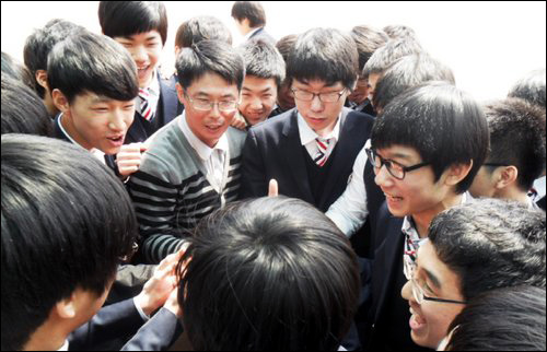 가위바위보 게임에 열을 올리고 있는 학생들과 김재호 교사.  