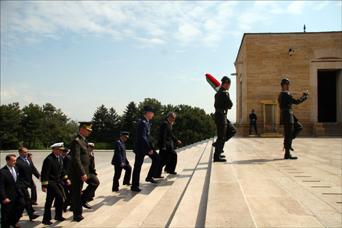 지난 5월 8일 터키의 고위 군인들이 케말 아타튀르크의 묘소에 헌화하고 있다.