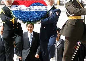 지난 2005년 4월 1957년 국교 수교 이후 한국 국가원수로서는 처음으로 터키를 공식 방문한 노무현 대통령이 케말 아타튀르크의 묘소에 헌화하고 있다.