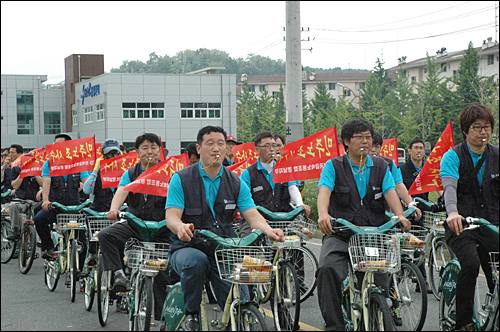  전국금속노동조합 경남지부는 19일 창원시가지를 돌며 ‘노동자 자전거 대행진’을 벌였다.