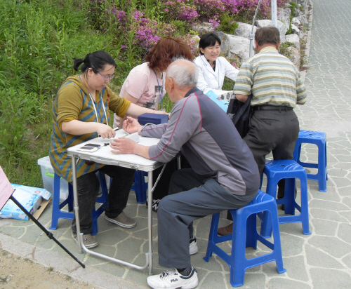  거리건강체크를 받는 주민들은 체지방,혈압,혈당을 검사하고 진료상담을 받았다.