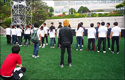 인조잔디밭에서 경연대회 연습하는 서강대 학생들의 모습.  