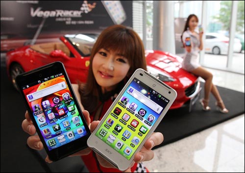 팬택 스카이는 지난 2011년 5월 스마트폰 '베가 레이서' 출시 간담회에서 3억9천만원짜리 명품 스포츠카 페라리를 '모델'로 내세웠다. 