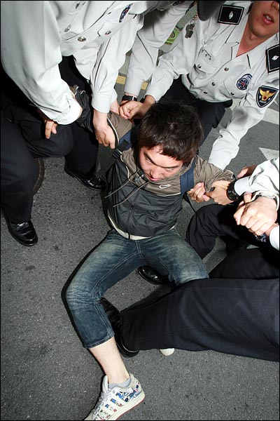 청와대로 뛰어 가던 한 학생이 경찰들에게 잡혀 끌려나오고 있다.